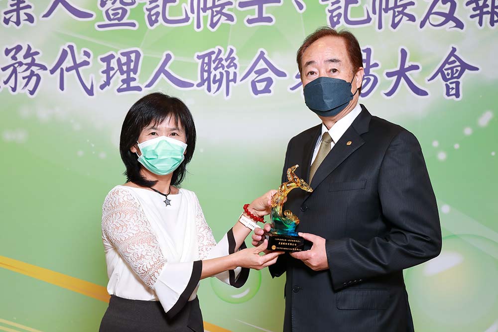 互盛獲頒發臺北市110年度績優營業人，由互盛總經理翁國華(右)代表受贈。