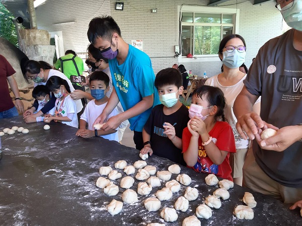 互盛志工與喜樂家族的夥伴分工合作，完成DIY窯烤口袋餅體驗