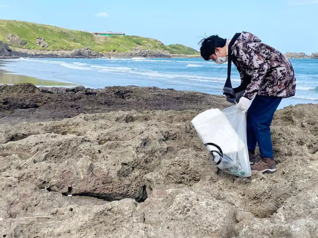 企業ESG怎麼做?互盛淨灘實踐永續行動,21人清出89公斤海廢 企業ESG-淨灘活動