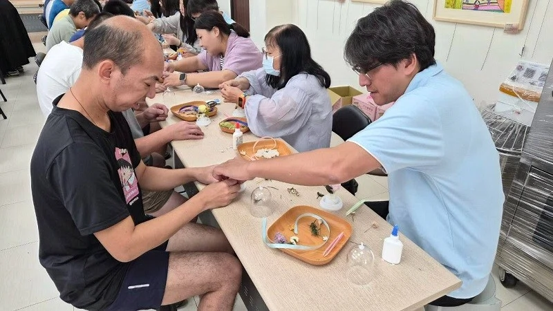 互盛桃竹苗｜財團法人桃園市私立祥育啟智教養院X 帶領院生製作永生花燈